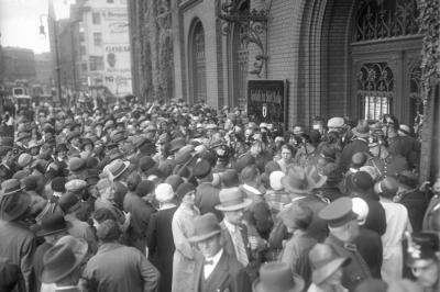 Risparmiatori davanti a una filiale della banca fallita. Berlino, luglio 1931.