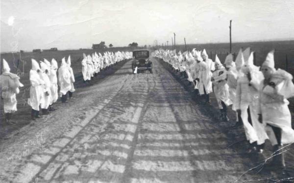 Drumright, Oklahoma, 1922. Raduno del Ku Klux Klan 