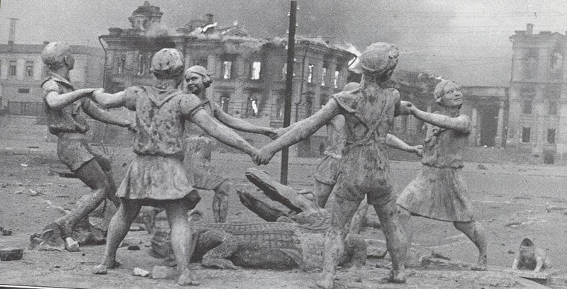 "Mio Dio...Ma cos'è successo di così devastante a Stalingrado?!"