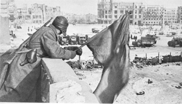 Stalingrado, 2 febbraio 1943. La bandiera rossa sventola sulle rovine della città
