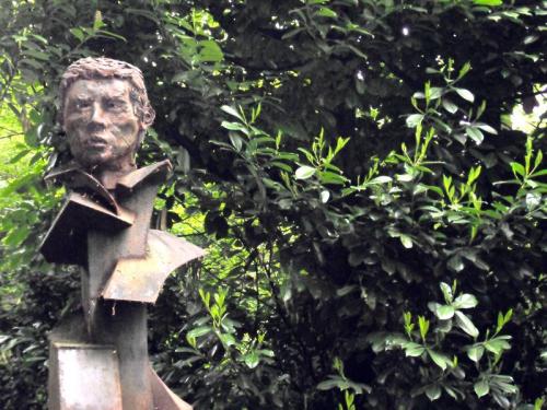 Statue... de Jacques Brel au parc Jacques Brel de Forest