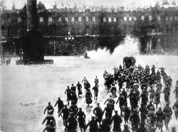"Октябрь", di Sergei Mikhailovich Eisenstein, 1928. Scena dell'assalto al Palazzo d'Inverno a San Pietroburgo.