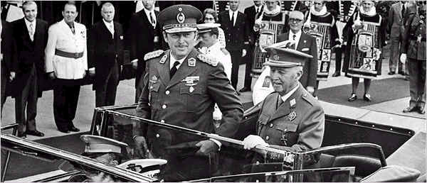 Madrid, 1973: Alfredo Stroessner e Francisco Franco.