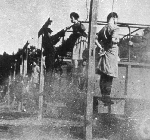 1946. Esecuzione delle guardie SS Jenny Barkmann (a sinistra) ed Ewa Paradies