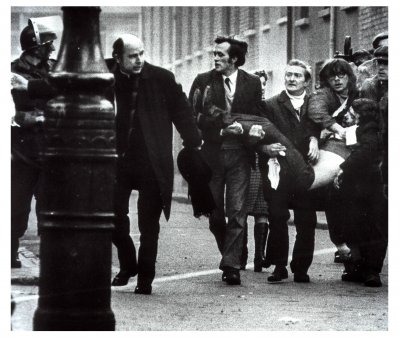 Derry, Irlanda del Nord, 30 gennaio 1972. The Bloody Sunday. Il vescovo cattolico di Derry, Edward Daly, assieme ad altri manifestanti mentre cerca di mettere in salvo John Duddy, ferito a morte.