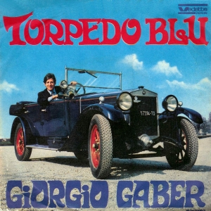 Giorgio Gaber che guida una Fiat 509 Torpedo (blu) sulla copertina del disco (1968)