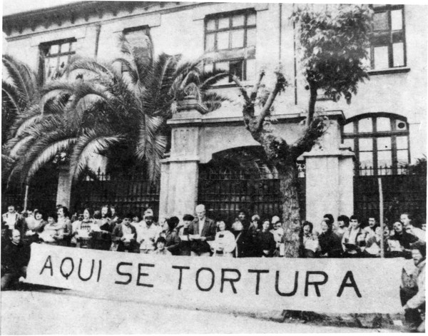 Santiago del Cile: l’ingresso della palazzina che ospitò il centro di detenzione, tortura, sparizione e assassinio chiamato “Londres 38”: 