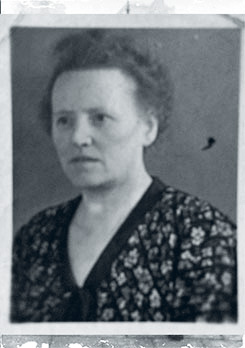 La foto di identità di Trien De Haan-Zwagerman nel KZ di Ravensbrück, 1943-45