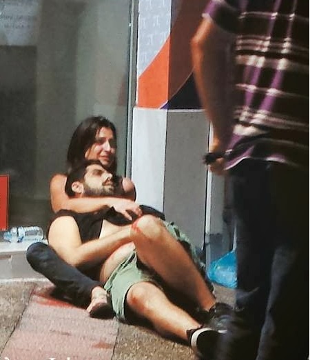 Atene, 18 settembre 2013. Pavlos Fyssas colpito a morte dai fascisti di Alba Dorata, tra le braccia della sua ragazza.