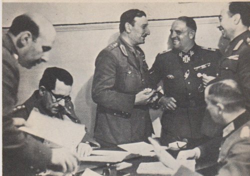 Georgios Tsolakoglu se la ride con alcuni gerarchi nazisti