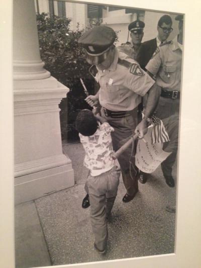 Mississippi, 17 giugno 1965. Il piccolo Anthony Quinn, nero di 5 anni, lotta contro un poliziotto che vuole strappargli dalle mani la bandiera americana.