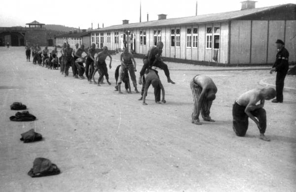 Mauthausen-Gusen, 1943. Esercizi vessatori ed umilianti imposti da un kapo a prigionieri che a stento si tenevano in piedi.