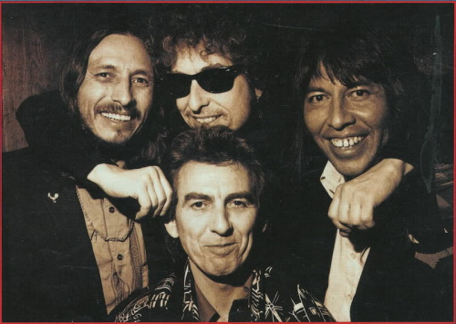 John Trudell e Jesse Ed Davis, con Bob Dylan e George Harrison