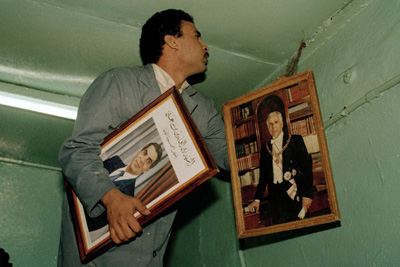 Tunisia, 1987: la foto di Bourguiba viene sostituita con quella di Ben Ali.