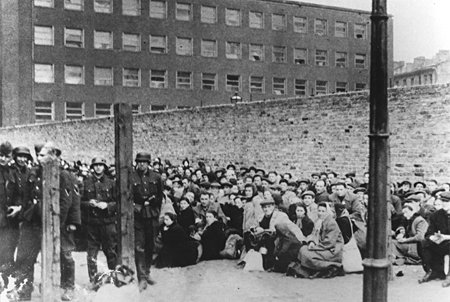 Ebrei polacchi in attesa di deportazione sulla Umschlagplatz di Varsavia. La foto risale ad un periodo tra il luglio e il settembre del 1942.
