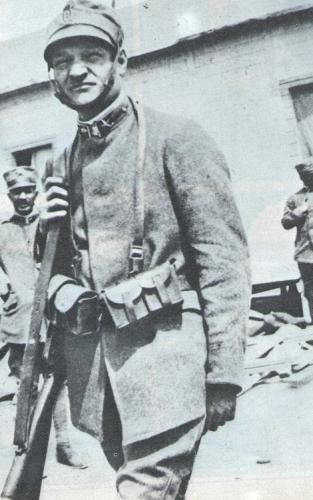 Carso, 1916. Giuseppe Ungaretti (1888-1970) in divisa di giovane soldato durante la Grande Guerra.