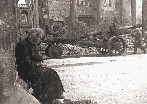 Auferstanden aus Ruinen. Dresden, 1945. 