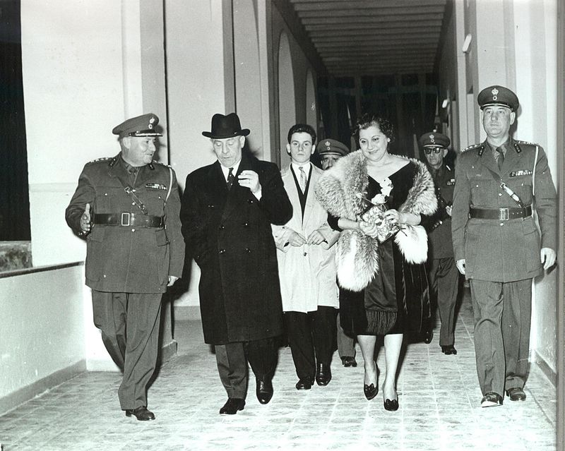 Autunno del 1968: Sofia Vembo assieme a mezzo esercito greco. Dietro di lei, con gli occhiali scuri "alla Pinochet", Fedon Gizikis, che fu esponente di punta della dittatura greca.