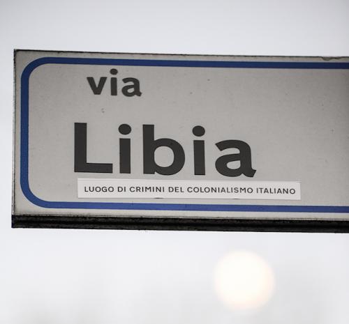 Uno dei quindici cartelli “ritoccati” nottetempo in via Libia, Bologna. Foto di Michele Lapini.