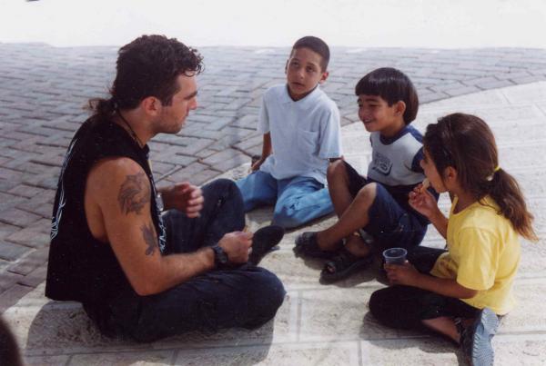 Vittorio Arrigoni e i bambini di Gaza.<br />
Ο Βιττόριο Αρριγκόνι με τα παιδιά της Γάζας.