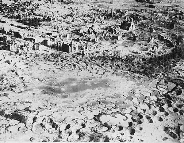 Allemagne 1945: La ville de Wesel totalement rasée par les bombardements aériens.