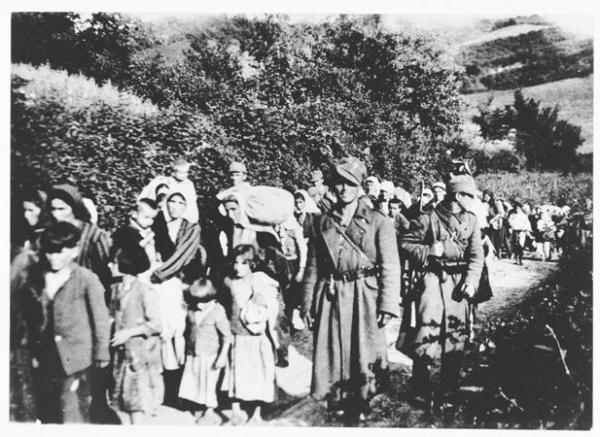 Donne e bambini serbi, forse roma, scortati dagli &ugrave;stascia verso Jasenovac