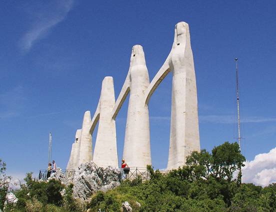 Il monumento alle donne di Souli sulla rupe di Zalongo
