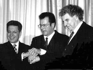 1985. Zülfü Livaneli (a sx), Mikis Theodorakis (a dx) e l'allora ministro degli esteri tedesco Klaus Kinkel.